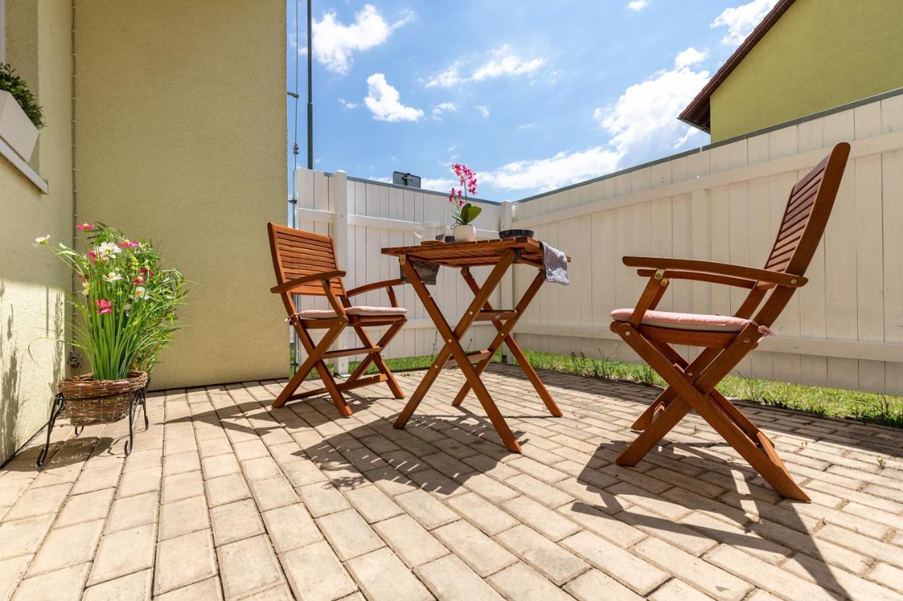Апартаменти Apartman Dream V Mikulove - Jine Ubytovani Lednice Екстер'єр фото