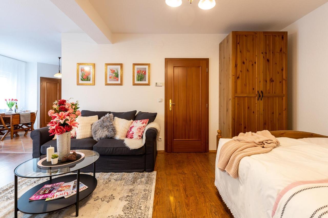 Апартаменти Apartman Dream V Mikulove - Jine Ubytovani Lednice Екстер'єр фото